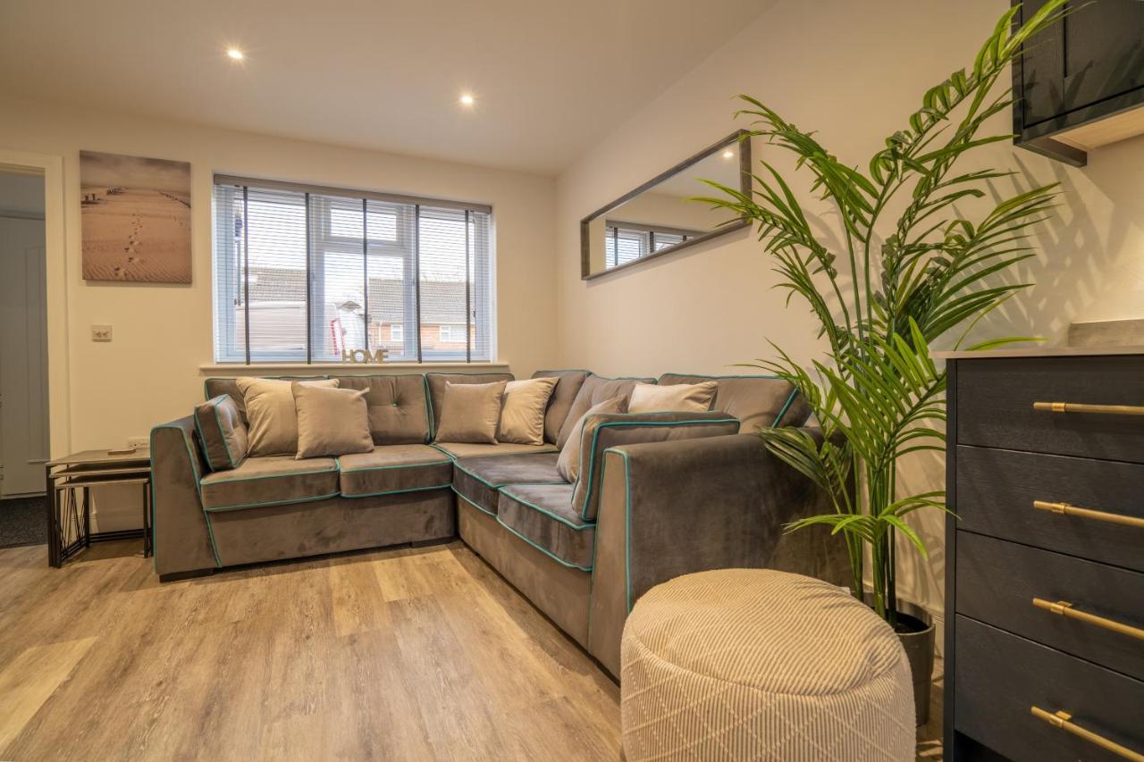 Mill Road Ground Floor Apartment ครอว์ลีย์ ภายนอก รูปภาพ